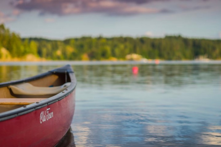 a small boat in a body of water